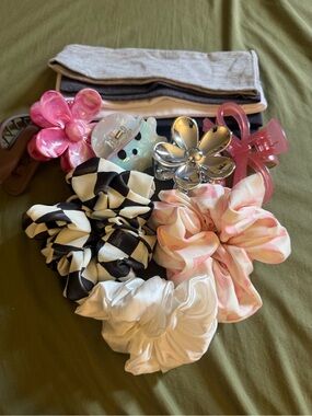 Women’s assorted Scrunchie & ClawClip Set